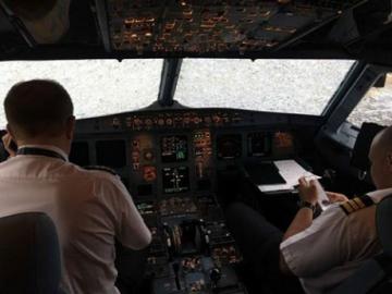 Украинский пилот героически посадил самолет с разбитым стеклом (ВИДЕО)
