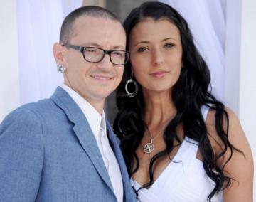 Жена Честера Беннингтона из Linkin Park впервые рассказала о смерти музыканта