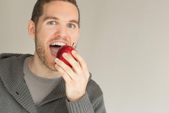 Женщин привлекает запах тела мужчин, которые едят много фруктов и овощей, - ученые