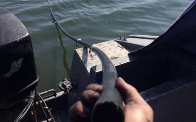 Украинские пограничники обнаружили подводный спиртопровод (ВИДЕО)