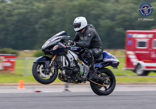 Британец установил новый мировой рекорд по езде на заднем колесе мотоцикла