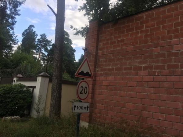 «Скромность» в изгнании: журналисты нашли дом Виктора Януковича (ФОТО)