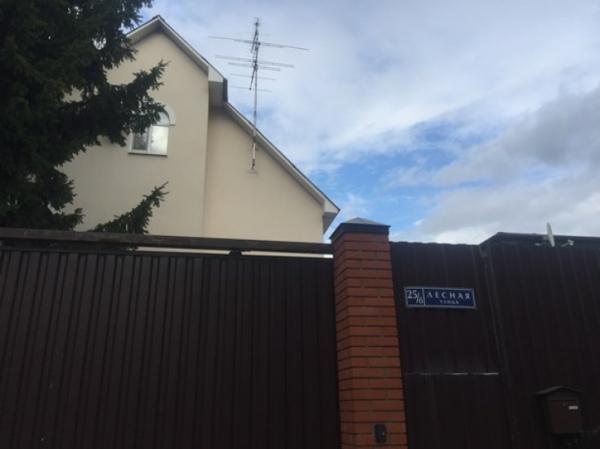 «Скромность» в изгнании: журналисты нашли дом Виктора Януковича (ФОТО)