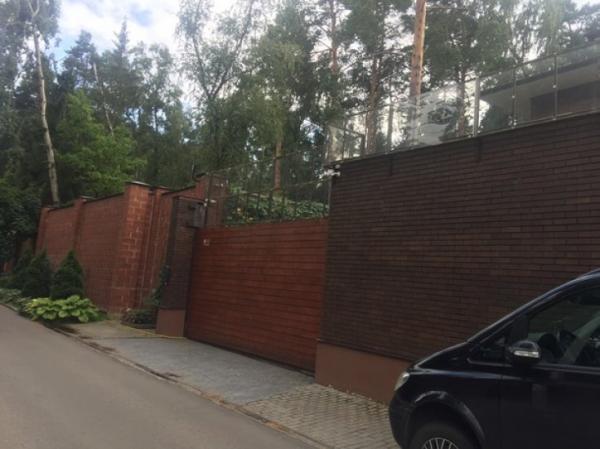 «Скромность» в изгнании: журналисты нашли дом Виктора Януковича (ФОТО)