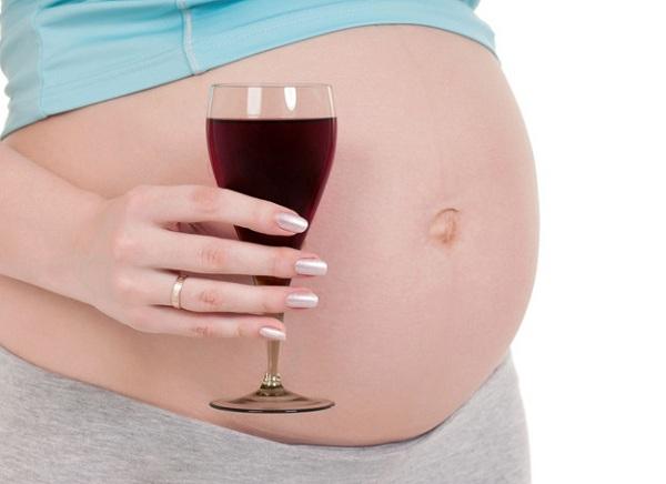 Ученые рассказали о пользе алкоголя во время беременности