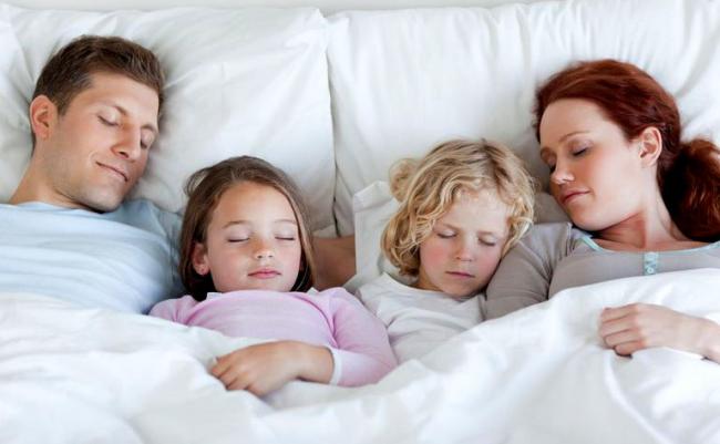 Ученые: Детям лучше спать отдельно от родителей
