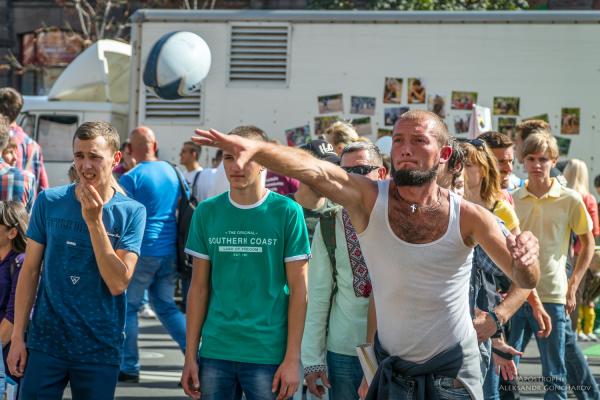 День благодарения в Киеве: человек без рук и ног собрал Майдан (ФОТО)
