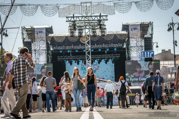 День благодарения в Киеве: человек без рук и ног собрал Майдан (ФОТО)