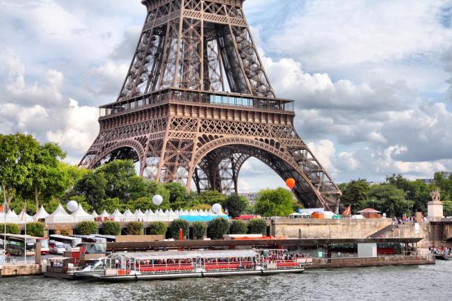Вокруг Эйфелевой башни в Париже возводят стеклянный забор