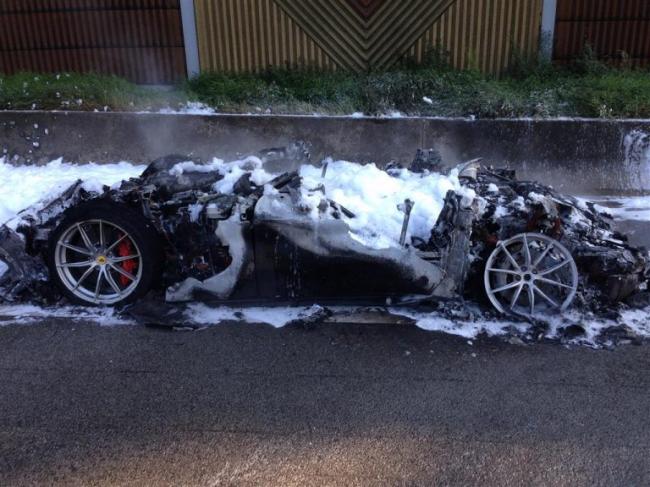 Не подлежит восстановлению: в Германии сгорел редчайший суперкар Ferrari (ФОТО)