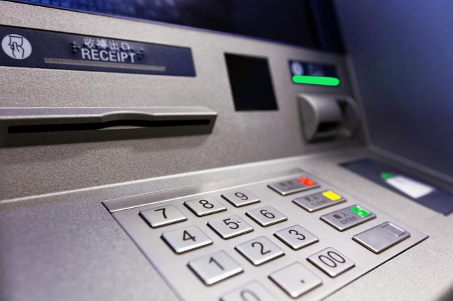 Как обезопасить себя во время снятия денег в банкомате (ФОТО)