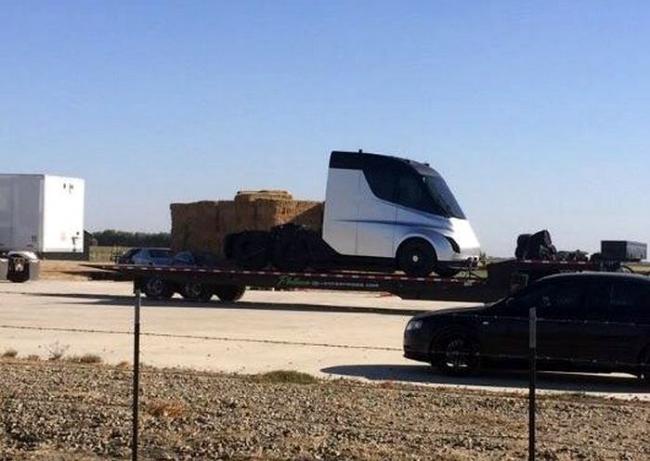 В Сети появились снимки секретного электрогрузовика Tesla Semi (ФОТО)