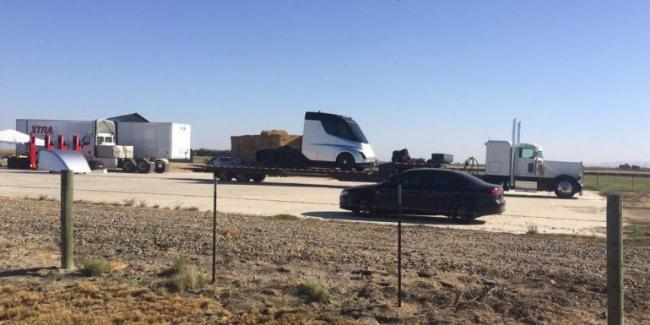 В Сети появились снимки секретного электрогрузовика Tesla Semi (ФОТО)