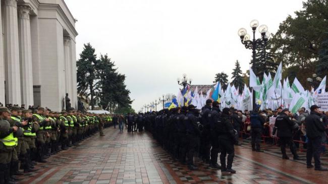Митинг под Верховной Радой: активисты возвели первую баррикаду у стен парламента