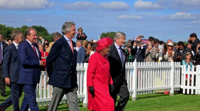 Королева Великобритании заработала 7 млн фунтов на конных скачках