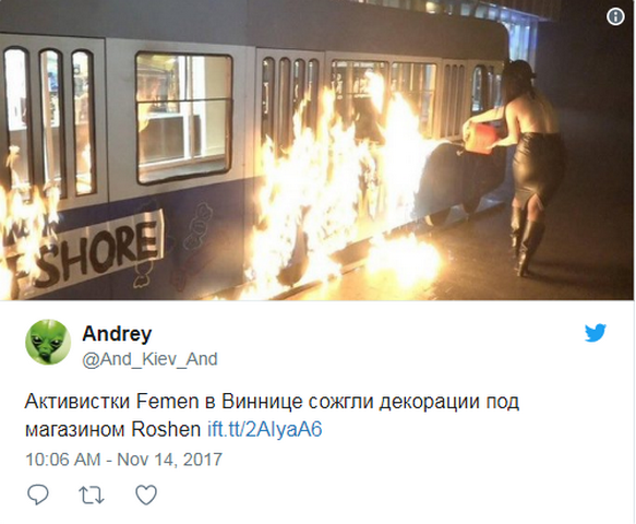 Активистки Femen в Виннице сожгли декорации под магазином Roshen