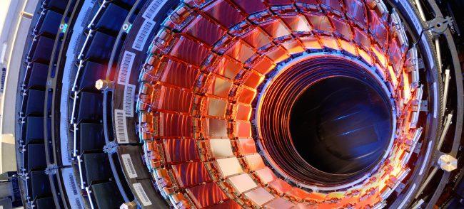 Ученые: большой адронный коллайдер способен создать черную дыру