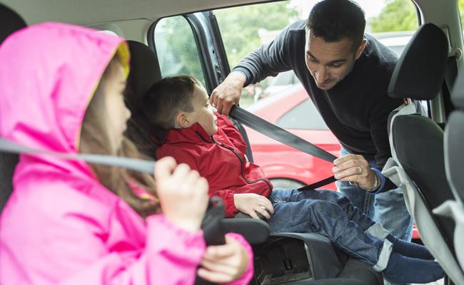 Ученые не рекомендуют отвозить детей в школу на машине