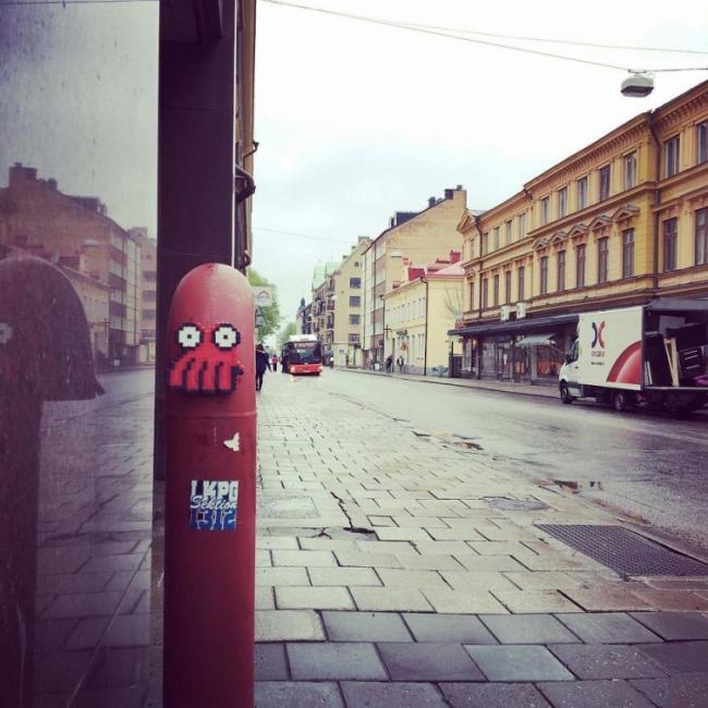 Художник мастерски украшает улицы города пиксельным искусством (ФОТО)