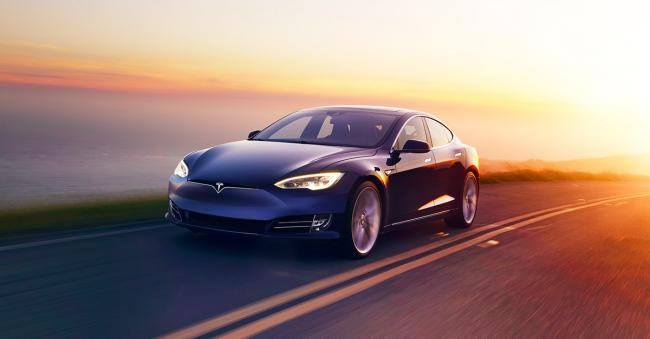Производитель электромобилей Tesla потерял почти 620 млн долларов