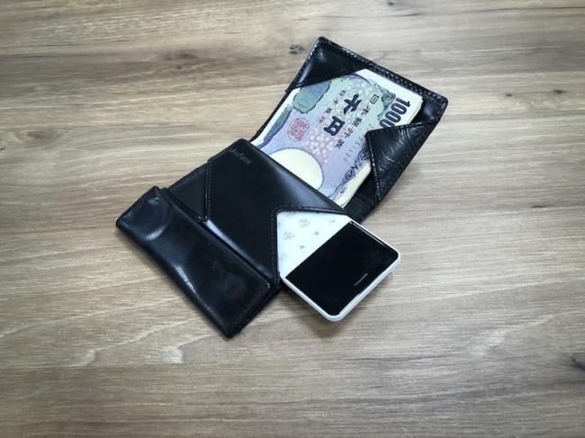 В Японии презентовали смартфон, не превышающий по размерам кредитную карту (ФОТО)