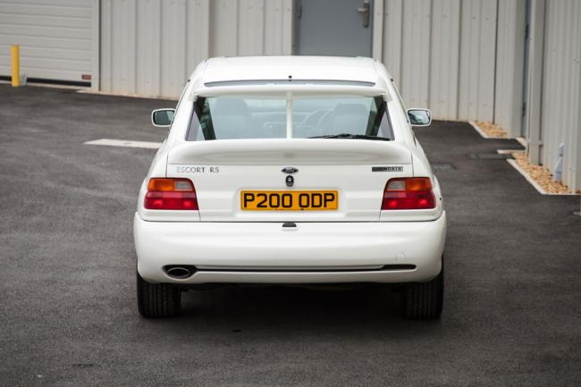 В Британии старый Ford Escort продают по цене современного спорткара (ФОТО)