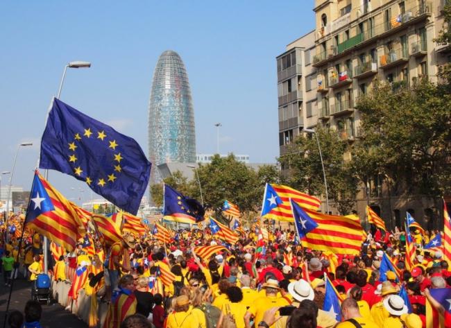 На улицы Барселоны вышли 750 тыс. сторонников независимости Каталонии‍