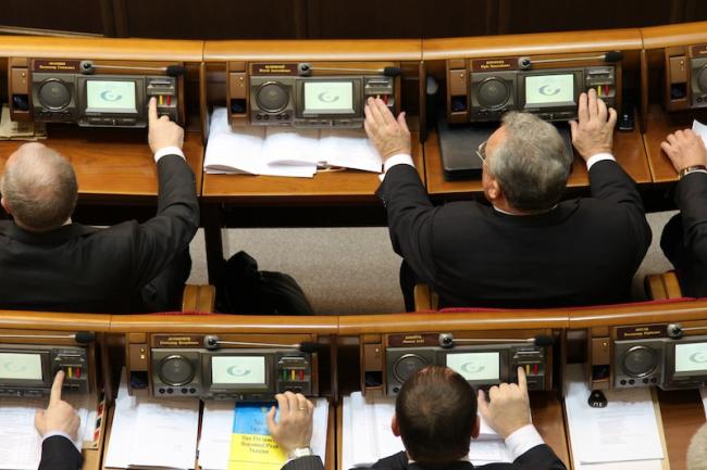 Впечатляющая цифра: более сотни депутатов Верховной Рады "голосуют" за своих коллег