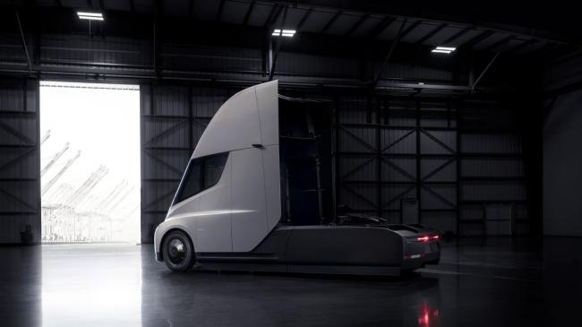 Tesla представила электрический грузовик Semi Truck (ФОТО)