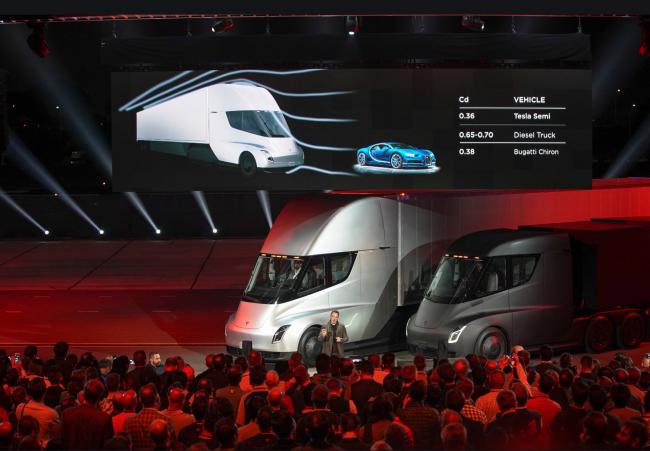 Tesla представила электрический грузовик Semi Truck (ФОТО)