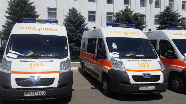 Конфликт в Луганске: неизвестные расстреляли автомобиль скорой помощи, есть жертвы