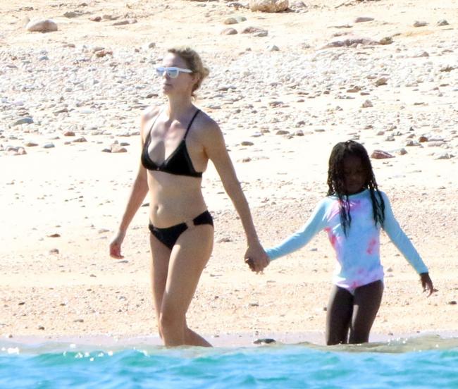 Актриса Шарлиз Терон продемонстрировала стройное тело на пляже (ФОТО)