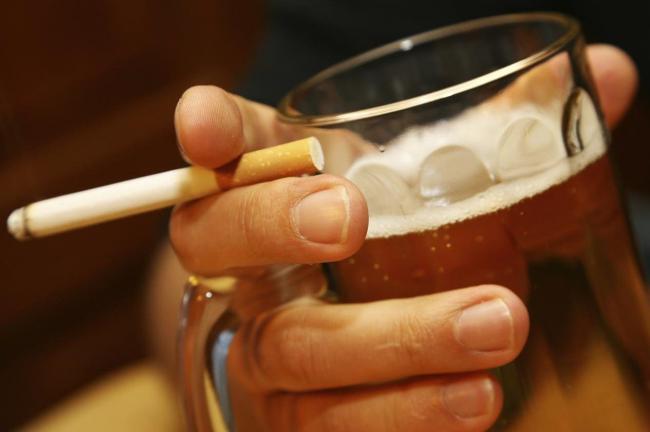 Ученые нашли связь между курением и алкоголизмом
