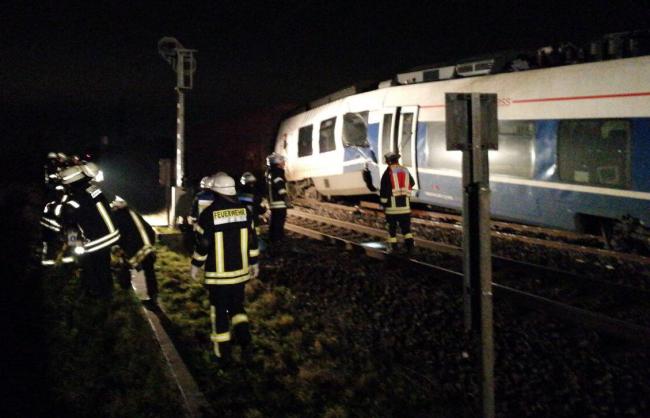В Германии столкнулись пассажирский поезд и грузовой состав (ФОТО)