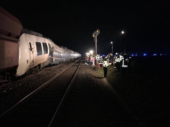 В Германии столкнулись пассажирский поезд и грузовой состав (ФОТО)