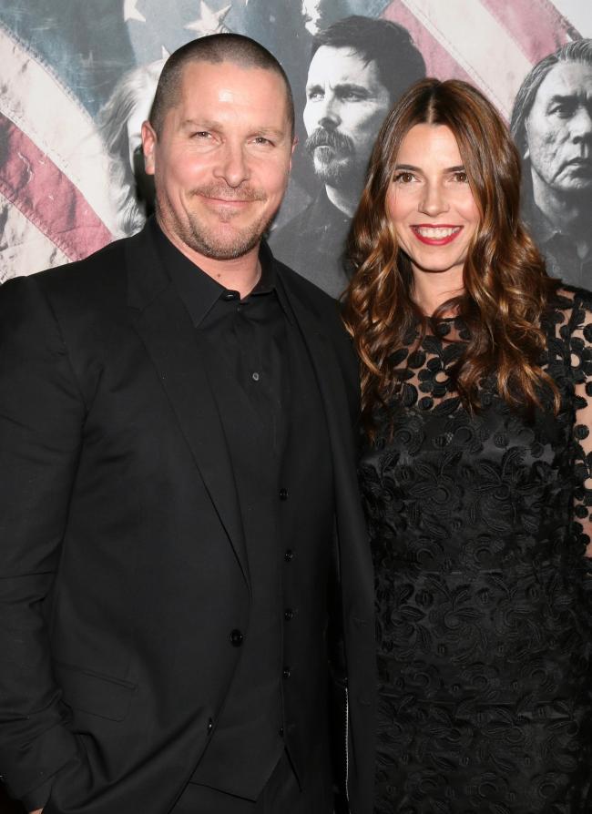 Изменившийся до неузнаваемости Кристиан Бейл появился на публике со своей супругой (ФОТО)