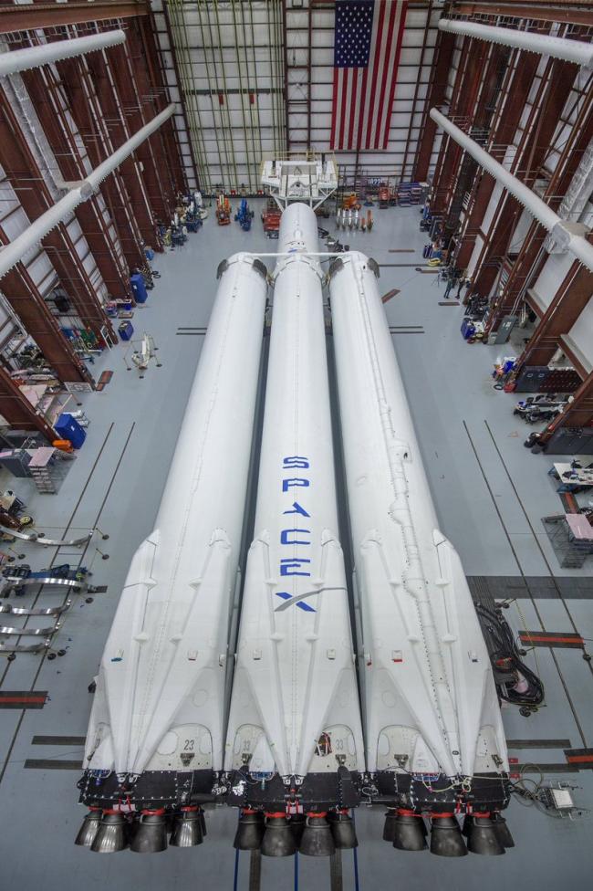 Илон Маск впервые показал тяжелую ракету Falcon Heavy (ФОТО)