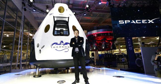 Илон Маск впервые показал тяжелую ракету Falcon Heavy (ФОТО)