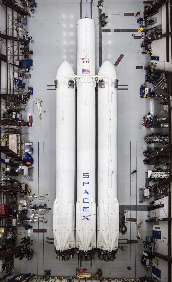 Илон Маск впервые показал тяжелую ракету Falcon Heavy (ФОТО)