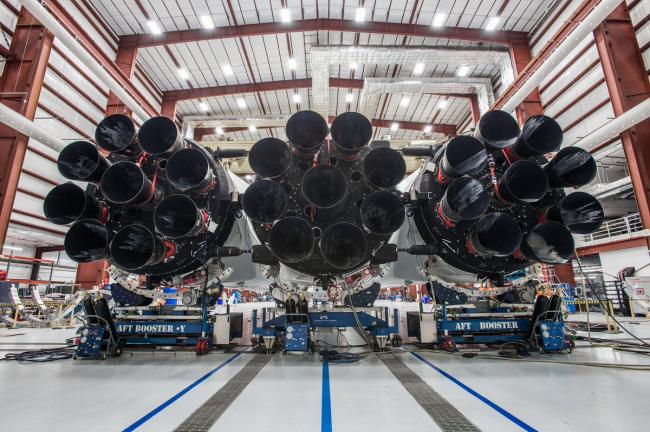 Илон Маск впервые показал тяжелую ракету Falcon Heavy (ФОТО)