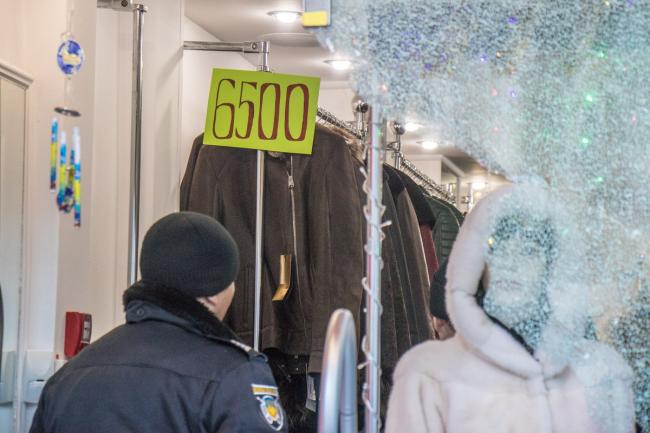 В Киеве неизвестные вынесли из бутика шубы на 2 млн грн (ФОТО)