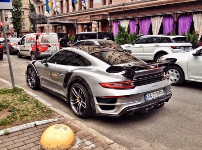 Почти эксклюзив: в Киеве засветился редчайший автомобиль Porsche (ФОТО)