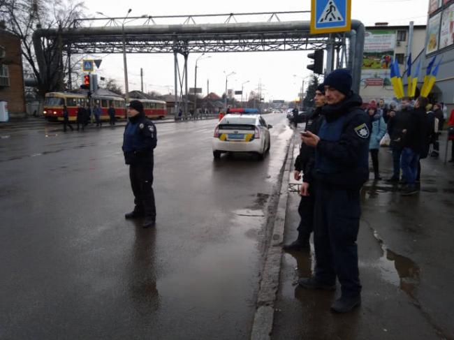 Драма в Харькове: вооруженный мужчина захватил заложников (ФОТО)