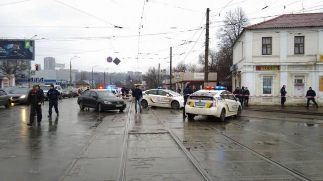 Драма в Харькове: вооруженный мужчина захватил заложников (ФОТО)