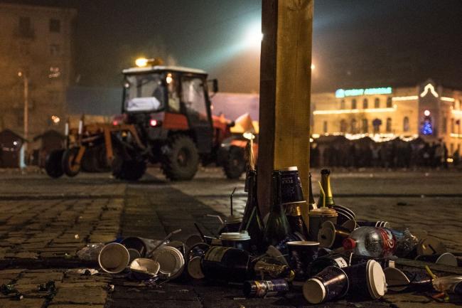 Пользователи социальных сетей возмущены “новогодней свалкой” в центре столицы Украины (ФОТО)