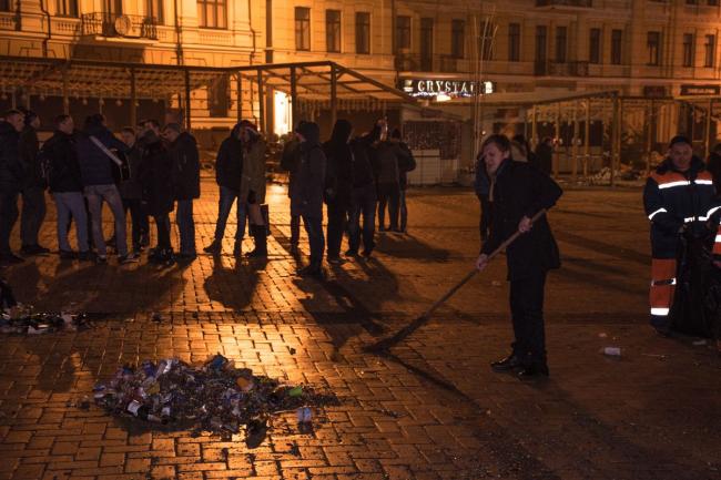 Пользователи социальных сетей возмущены “новогодней свалкой” в центре столицы Украины (ФОТО)