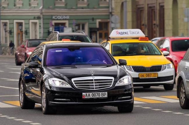 Роскошный автомобиль депутата Верховной Рады был замечен в столице России (ФОТО)