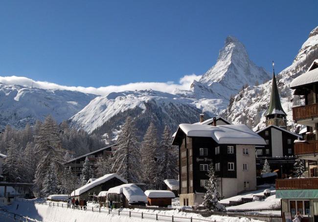 В Швейцарии лавина заблокировала популярный горнолыжный курорт