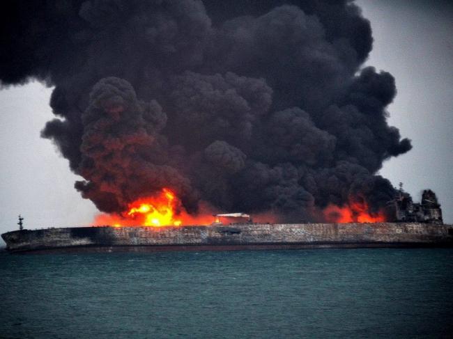 Иранский нефтяной танкер затонул спустя 8 дней после столкновения