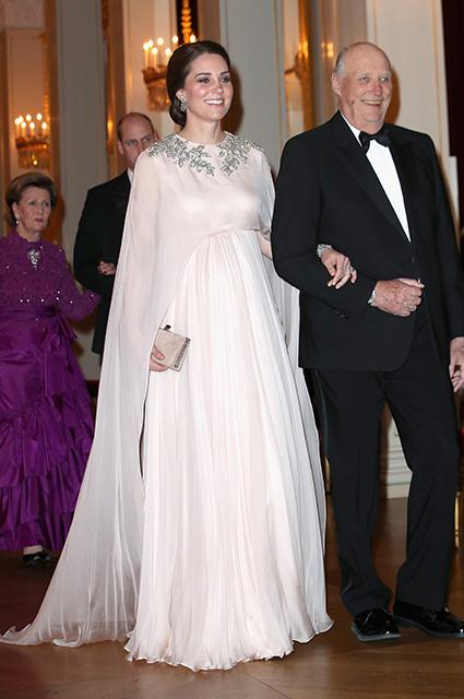 Кейт Миддлтон поразила публику вечерним платьем на ужине в Королевском дворце (ФОТО)